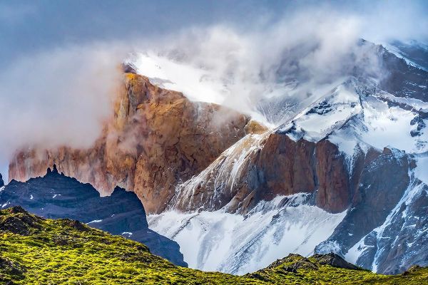Perry, William 아티스트의 Brown granite-Paine Horns three granite peaks-Cuernos-Torres del Paine National Park-Patagonia-Chil작품입니다.